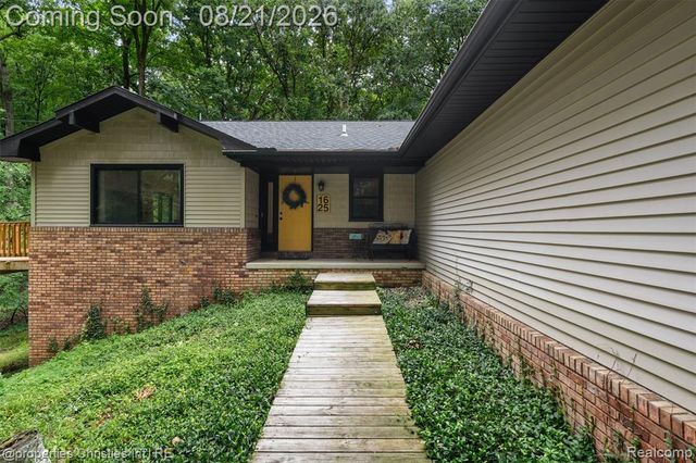 1625 Perry Lake Road, Ortonville, MI 48462