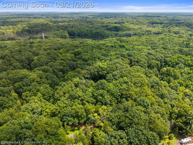 1625 Perry Lake Road, Ortonville, MI 48462