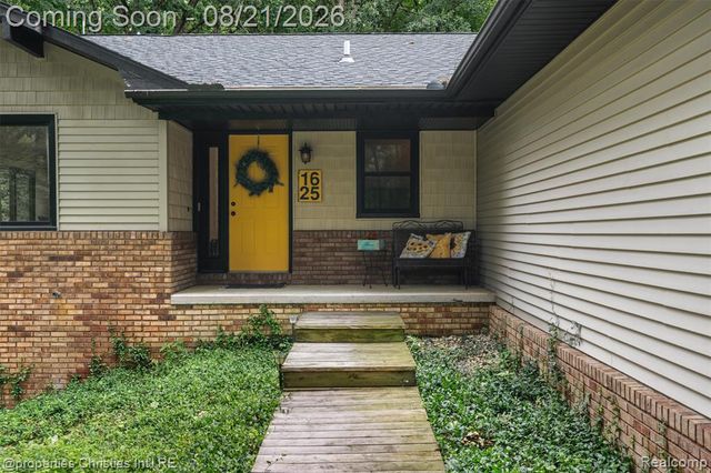 1625 Perry Lake Road, Ortonville, MI 48462