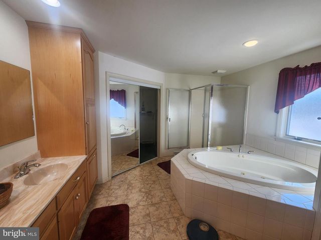 33 TARA DR, Lititz, PA 17543