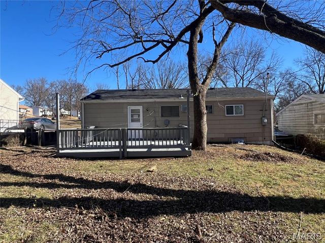 227 Meadowcrest Drive, St Louis, MO 63135