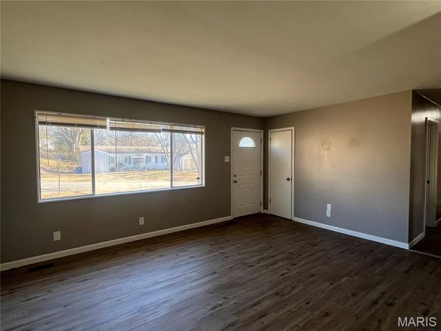 227 Meadowcrest Drive, St Louis, MO 63135