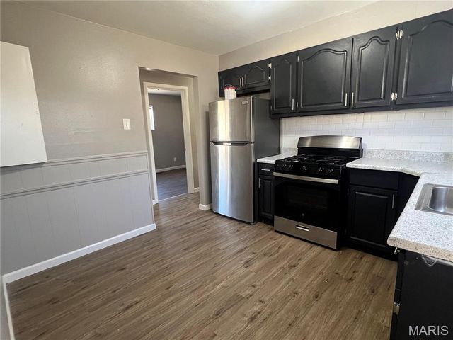 227 Meadowcrest Drive, St Louis, MO 63135