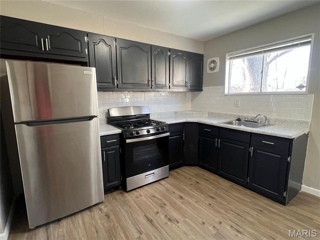 227 Meadowcrest Drive, St Louis, MO 63135