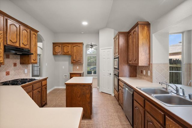 2810 Saint Michael Drive, Mansfield, TX 76063