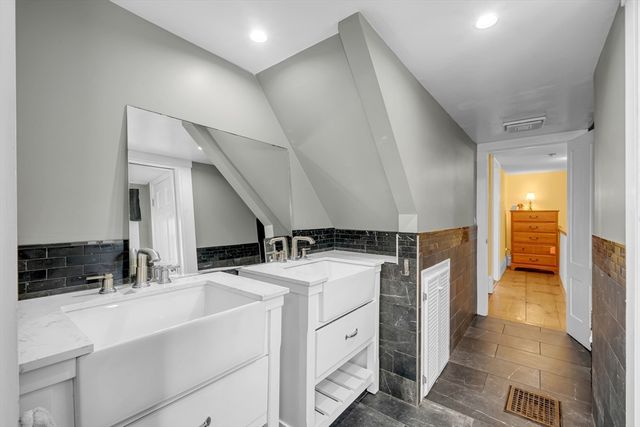 63 S Hampton, Amesbury, MA 01913