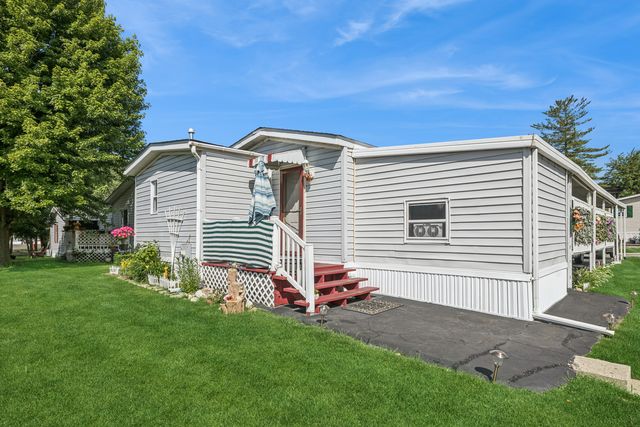 818 Oakbrook Drive, Crystal Lake, IL 60014