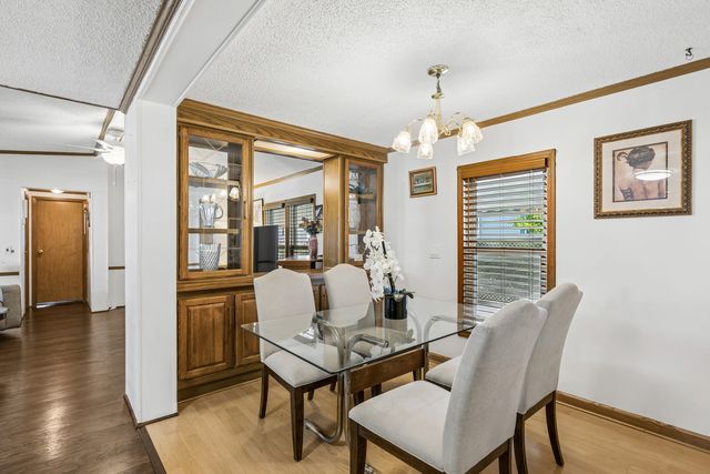 818 Oakbrook Drive, Crystal Lake, IL 60014