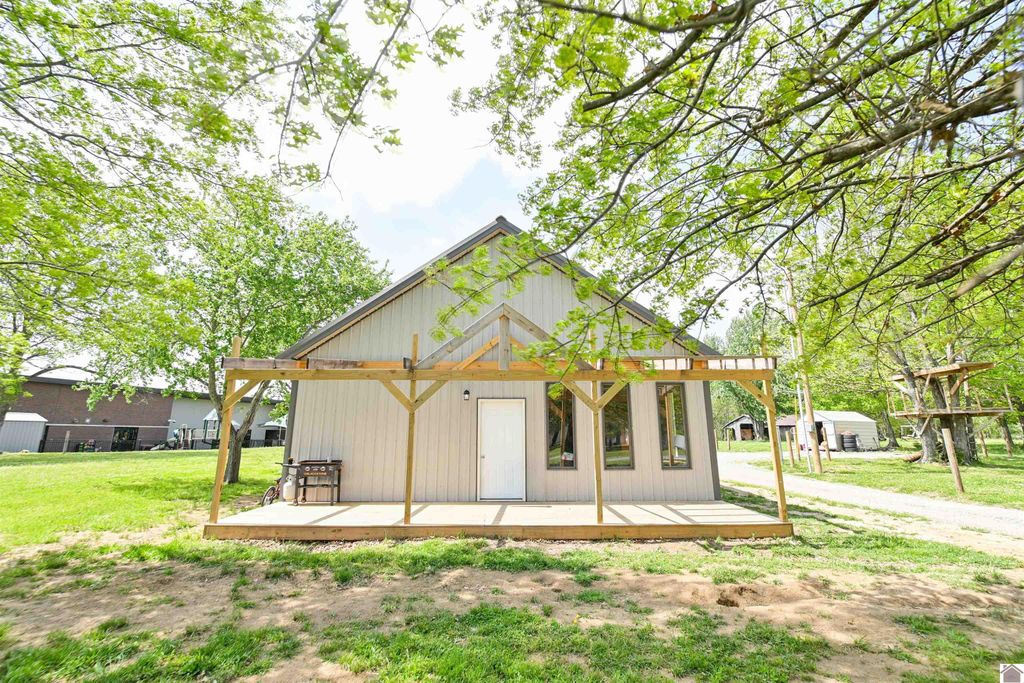 729 Chapel Hill Rd, Marion, KY 42064