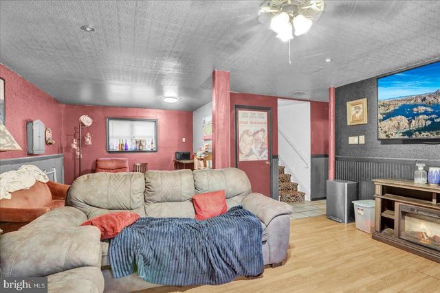 1060 OAKDALE DR, Pottstown, PA 19464