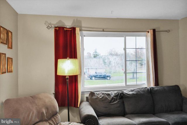 1060 OAKDALE DR, Pottstown, PA 19464