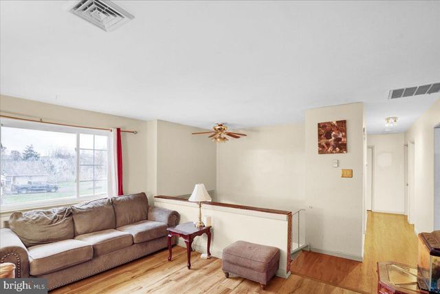 1060 OAKDALE DR, Pottstown, PA 19464