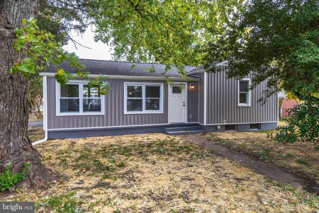 1236 S PENNSYLVANIA AVE, Morrisville, PA 19067