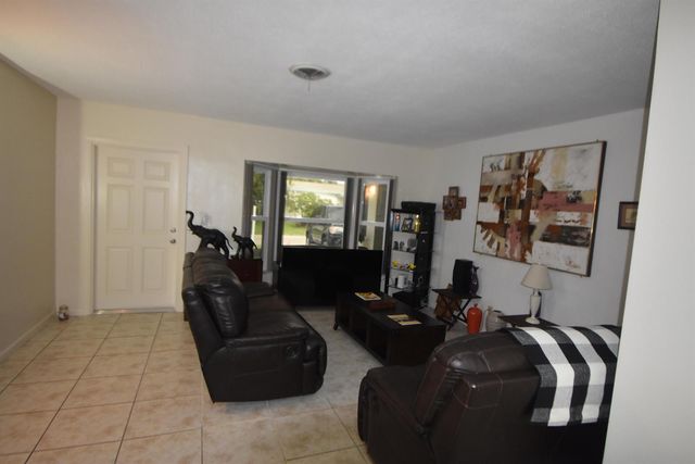 4250 NW 49th Terrace, Lauderdale Lakes, FL 33319