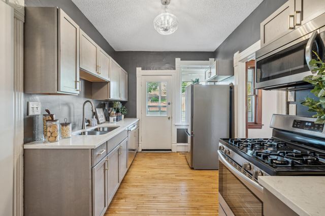 909 22nd Avenue NE, Minneapolis, MN 55418