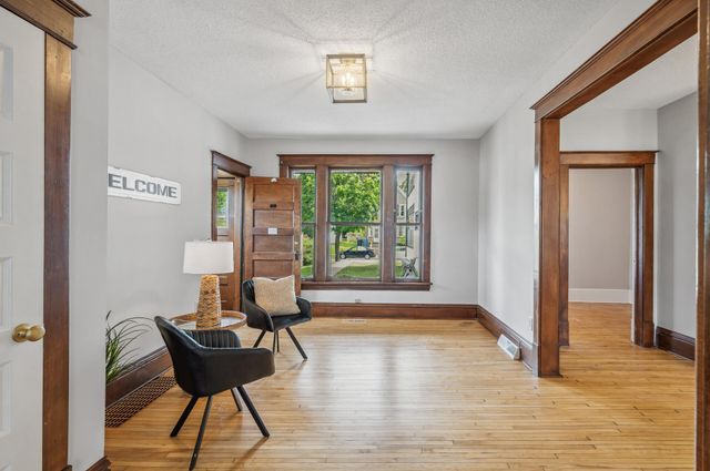 909 22nd Avenue NE, Minneapolis, MN 55418