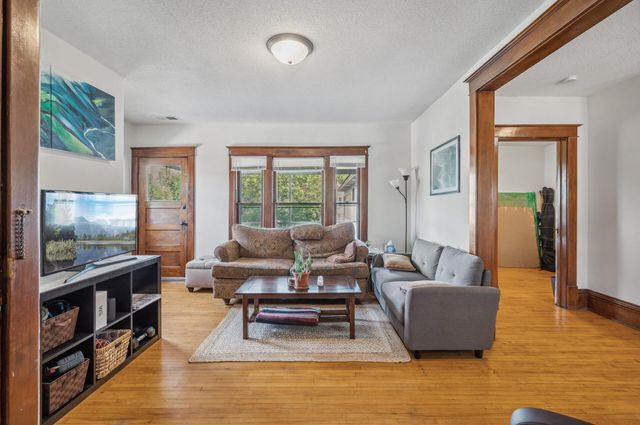 909 22nd Avenue NE, Minneapolis, MN 55418