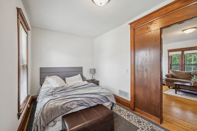 909 22nd Avenue NE, Minneapolis, MN 55418