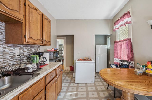 909 22nd Avenue NE, Minneapolis, MN 55418
