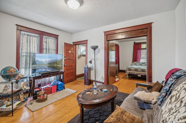 909 22nd Avenue NE, Minneapolis, MN 55418