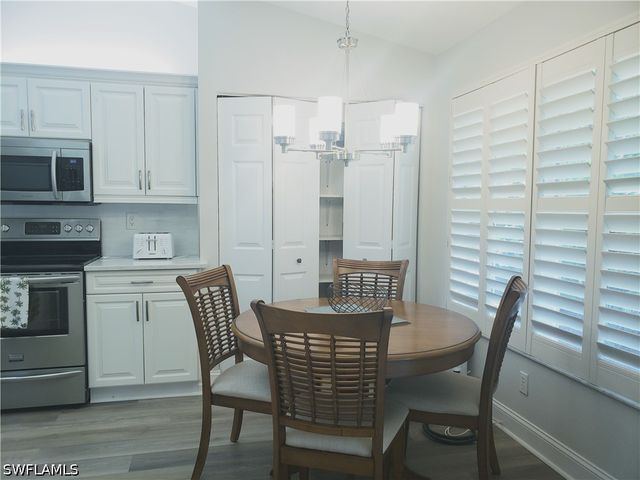 386 Emerald Bay CIR G5, Naples, FL 34110