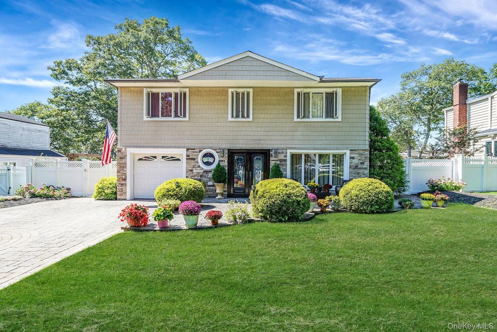 20 Villa Lane, Smithtown, NY 11787
