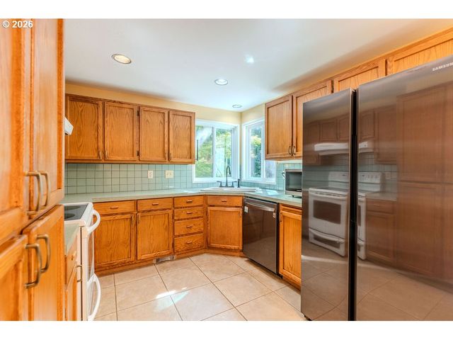 17877 PETER SKENE Way, Oregon City, OR 97045