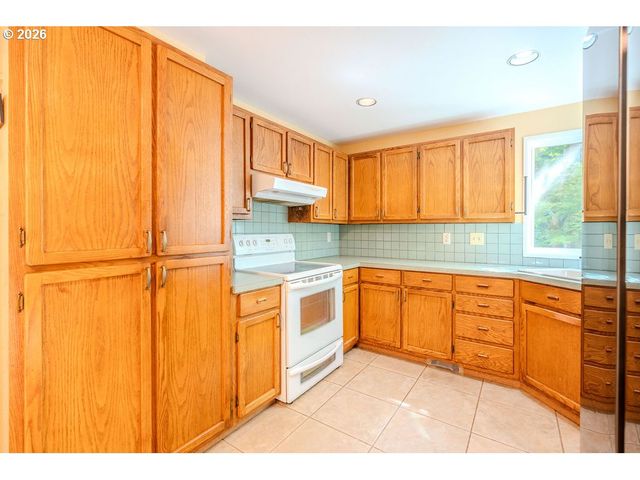 17877 PETER SKENE Way, Oregon City, OR 97045