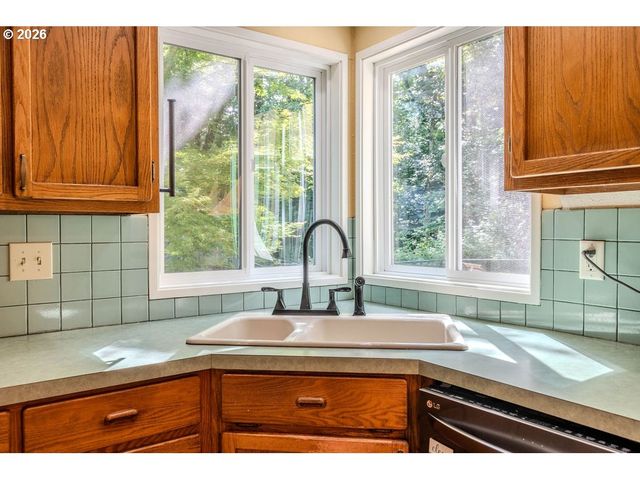 17877 PETER SKENE Way, Oregon City, OR 97045