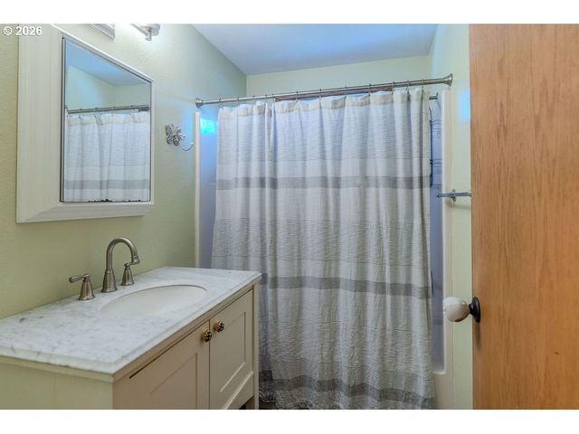 17877 PETER SKENE Way, Oregon City, OR 97045