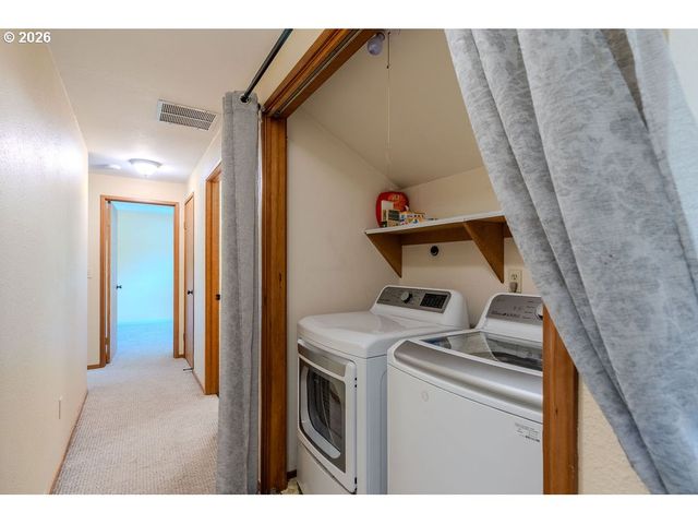 17877 PETER SKENE Way, Oregon City, OR 97045
