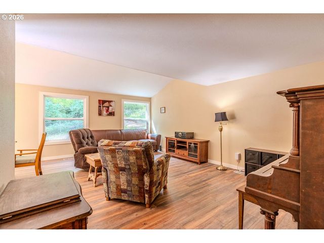 17877 PETER SKENE Way, Oregon City, OR 97045