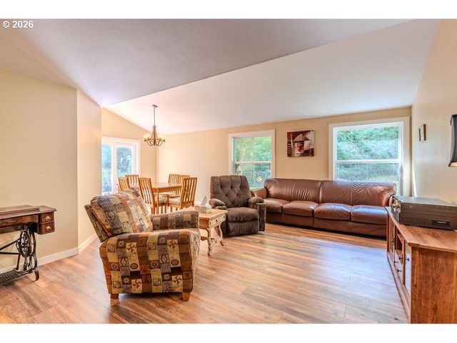 17877 PETER SKENE Way, Oregon City, OR 97045