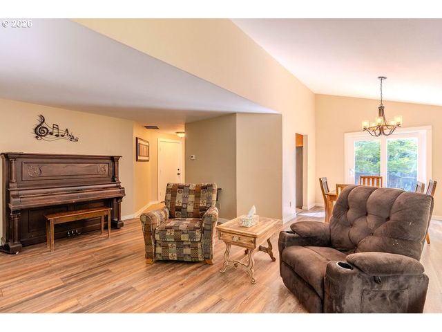 17877 PETER SKENE Way, Oregon City, OR 97045