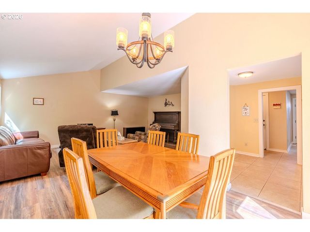 17877 PETER SKENE Way, Oregon City, OR 97045