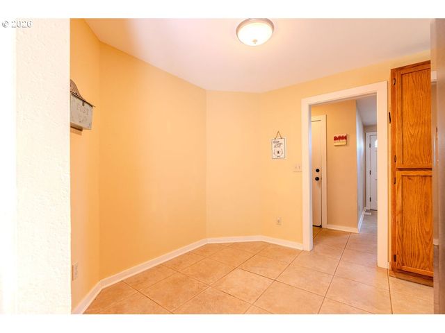 17877 PETER SKENE Way, Oregon City, OR 97045