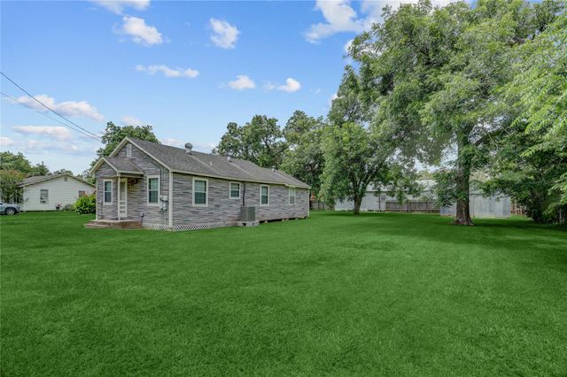 215 E Dahlgren Avenue, Wharton, TX 77488