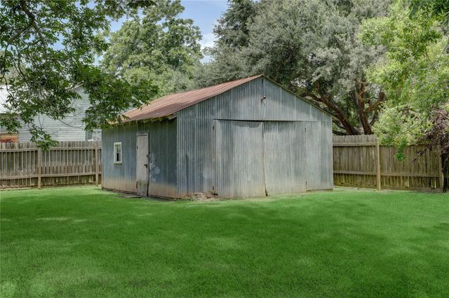215 E Dahlgren Avenue, Wharton, TX 77488
