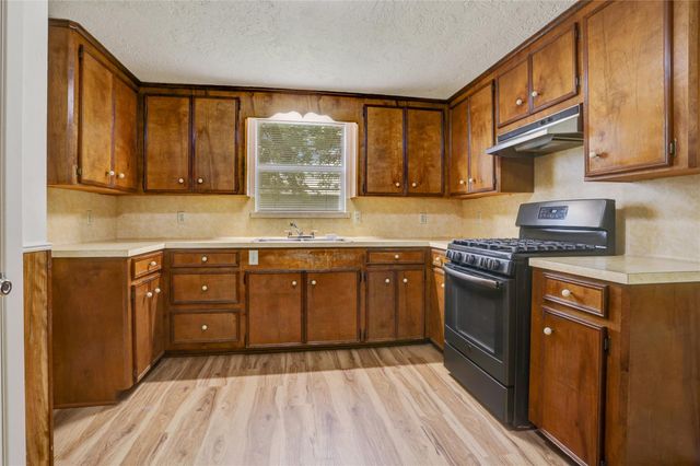 215 E Dahlgren Avenue, Wharton, TX 77488