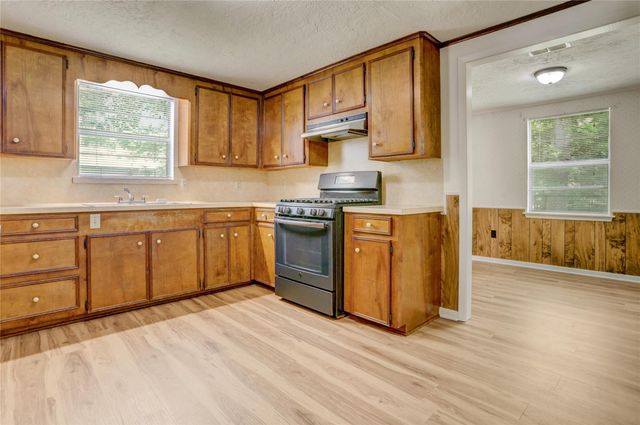 215 E Dahlgren Avenue, Wharton, TX 77488