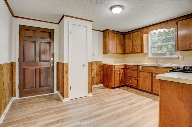 215 E Dahlgren Avenue, Wharton, TX 77488
