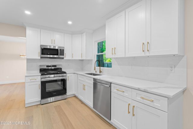 5 Rose Street, Lincroft, NJ 07738