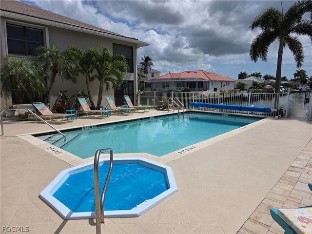 902 SW 48th TER 104, Cape Coral, FL 33914