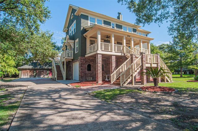 202 Meadowlawn Street, Shoreacres, TX 77571