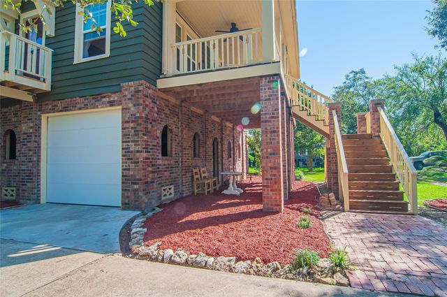 202 Meadowlawn Street, Shoreacres, TX 77571