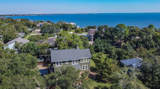 202 Meadowlawn Street, Shoreacres, TX 77571