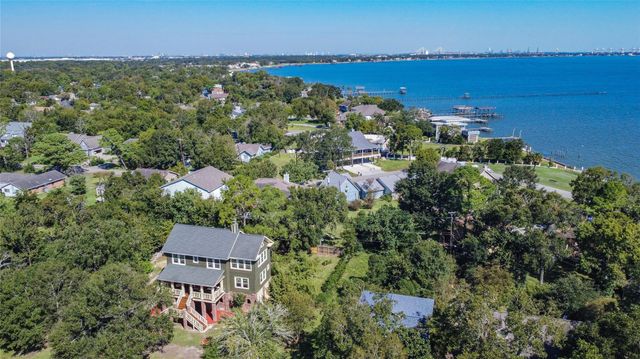 202 Meadowlawn Street, Shoreacres, TX 77571