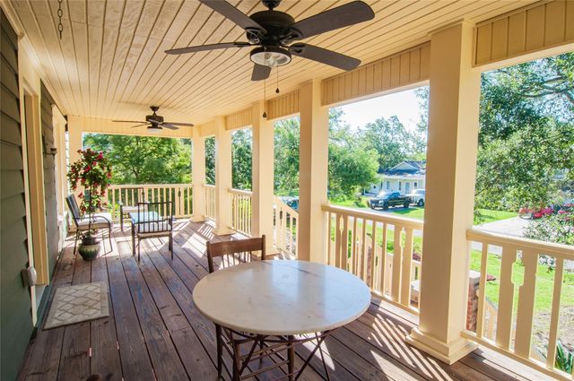 202 Meadowlawn Street, Shoreacres, TX 77571