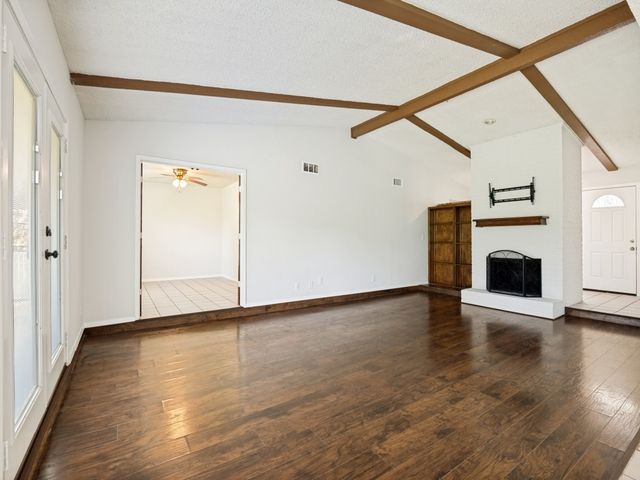 702 Woodcrest Drive, Grand Prairie, TX 75052