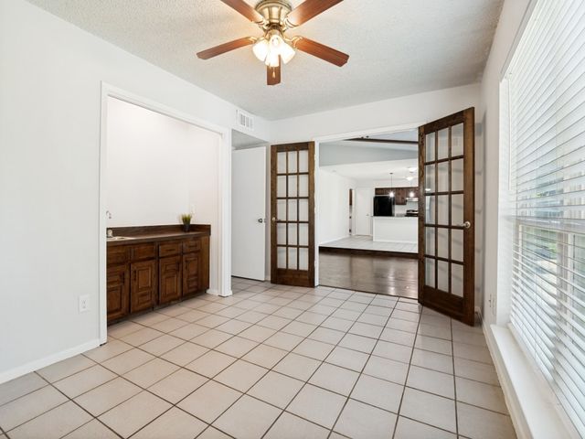 702 Woodcrest Drive, Grand Prairie, TX 75052